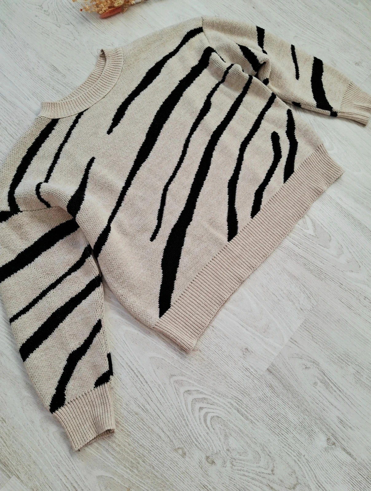 Women's Warm and Thick Animal Print Striped Beige/Black Top/Sweater - Size M – photo 3
